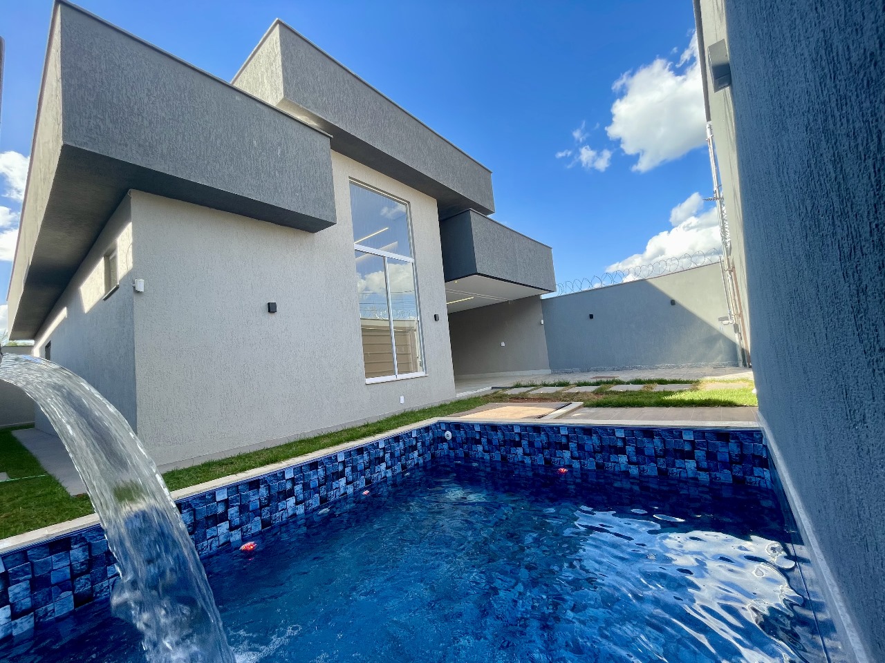 CASA 3/4 COM PISCINA DE 131,25M² NO SETOR CHÁCARA SÃO PEDRO - APARECIDA DE GOIÂNIA