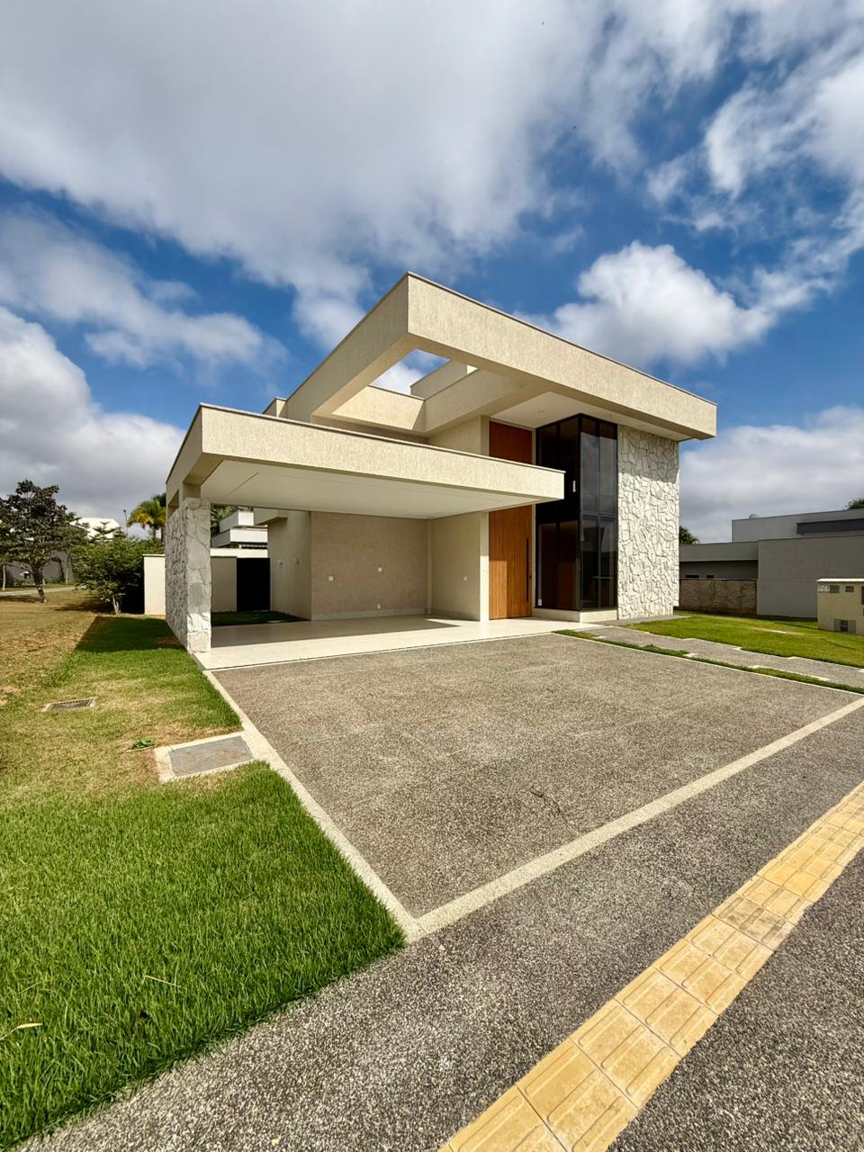 Casa Alto Padrão no Portal do Sol Green com 4 Suítes e Piscina