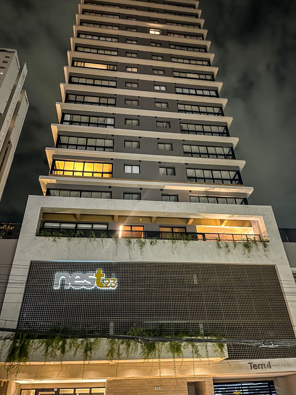 APARTAMENTO PARA ALUGAR NO ED. NEST23 - EM FRENTE AO COLÉGIO WR E AO LADO DA PRAÇA T-23 NO MELHOR DO SETOR BUENO. 
