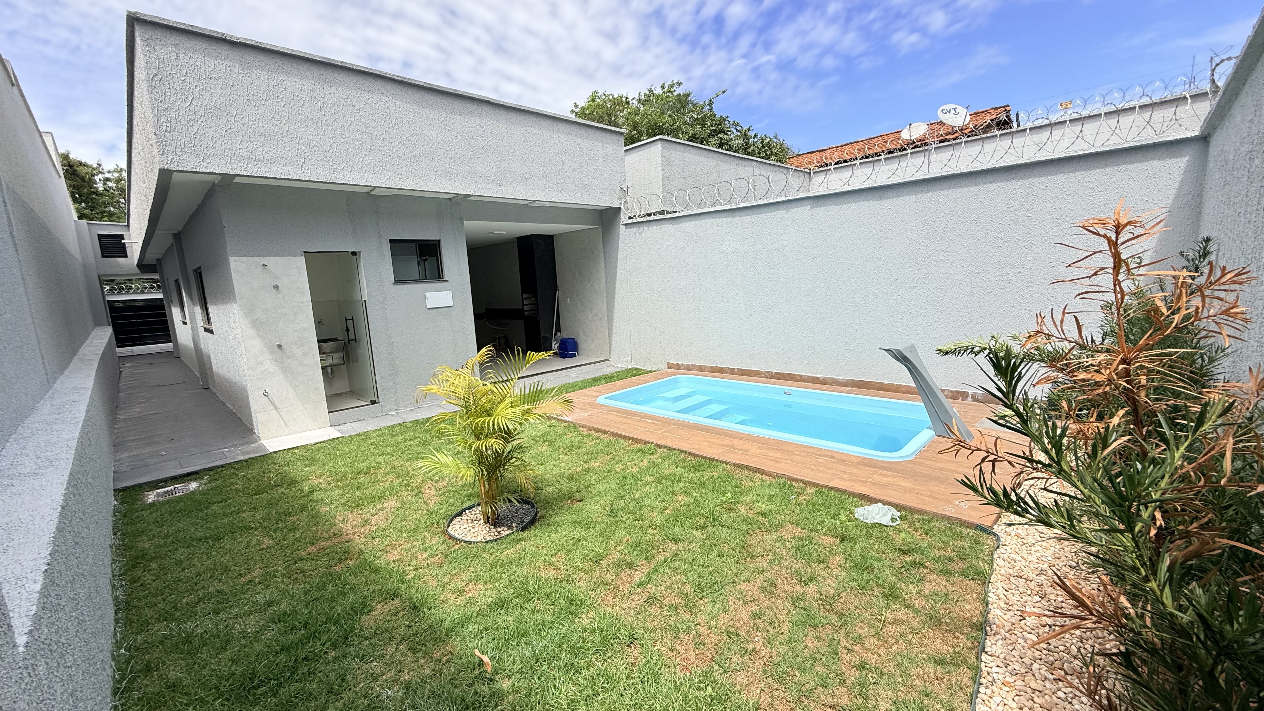 CASA À VENDA - SETOR  JARDIM HELVÉCIA -COM PISCINA